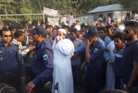   পরিস্থিতি বেগতিক দেখে  হুজুর ছাড়াই হেলিকপ্টারটি ঢাকার উদ্দেশে