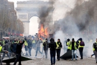 প্যারিসে পুলিশ-জনতা সংঘর্ষ : আহত শতাধিক, গ্রেপ্তার ২৭০