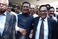 বিএনপির প্রার্থীর পা ছুয়ে সালাম করলেন আ. লীগের সাংগঠনিক সম্পাদক স্বপন