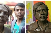 ঢাকা বিশ্ববিদ্যালয়ের জগন্নাথ হলে নিজের ভাস্কর্যের সামনে হিরো আলম
