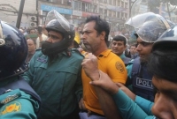 অবশেষে বাংলামোটর থেকে সেই ঘাতক বাবাকে আটক করলো পুলিশ