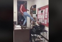 ভরা ক্লাসরুমে শিক্ষককে ছাত্রীর লাথি-চড়, উত্তাল সোশ্যাল মিডিয়া!