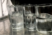 যে কারণে হোটেলে দেয়া হচ্ছে আধাগ্লাস পানি