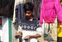 পুরাতন কাপড়ের পকেটে মিলছে হাজার হাজার ডলার!