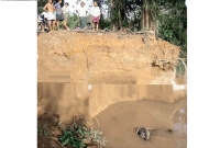 গুগল ম্যাপ দেখে গাড়ি চালিয়ে খাদে!