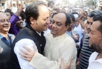 চট্টগ্রামের দুই হেভিওয়েট প্রার্থীর কোলাকুলি, সৃষ্টি হয় এক আনন্দঘন পরিবেশ