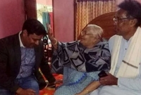 আ.লীগ এমপির মায়ের দোয়া নিলেন বিএনপি প্রার্থী