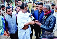 শোকের পোশাকে ভোটের প্রচারণা