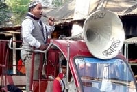ইজিবাইকে বসে মাইকে প্রচারণা চালাচ্ছেন প্রার্থী নিজে