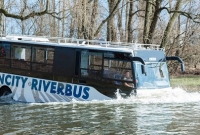 অদ্ভুত এক বাস! পানিতেও চলে, ডাঙাতেও চলে!