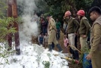 মাটি ফুঁড়ে বেরিয়ে আসছে আগুন, এলাকার লোকজনের মধ্যে আতঙ্ক