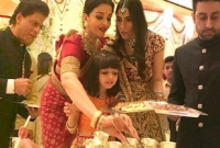 ইশা আম্বানির বিয়েতে খাবার পরিবেশনের দায়িত্বে ছিলেন শাহরুখ খান সহ বলিউড তারকারা!