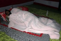 তাঁবু গেঁড়ে লেপ গায়ে শুয়ে পড়লেন লতিফ সিদ্দিকী