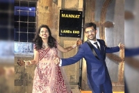 শাহরুখের আশীর্বাদ পেতে শাহরুখ খানের বাড়ির সামনে দাঁড়িয়ে নবদম্পতির কাণ্ড!