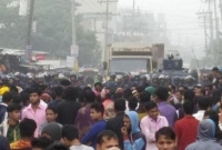 সাভারে বিক্ষোভ করছে গার্মেন্টস শ্রমিকরা