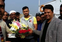 নড়াইলে নেমেই নৌকায় ভোট চেয়ে প্রচারণায় মাশরাফি