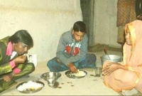  প্রচারে গিয়ে ভোটারদের বাড়িতেই দুপুর ও রাতের খাবার খাচ্ছেন প্রার্থী