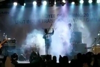 গান গাওয়ার সময় সুনামির ঢেউয়ে ভেসে গেলেন শিল্পীরা!