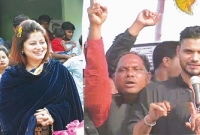 স্বামী মাশরাফিকে বিজয়ী করতে মাঠে নেমেছেন স্ত্রী সুমি