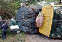 ট্রাক উল্টে পড়ল পুলিশের গাড়িতে, কনস্টেবল নিহত