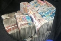 নারীর লাগেজে এত টাকা!