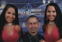 যে কারণে বিয়ে করতে পারছেন না দুই যমজ বোন!