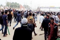 আওয়ামী লীগ-বিএনপির সংর্ঘষে ভালুকা বাসস্ট্যান্ড যেন রণক্ষেত্র  আওয়ামী লীগ-বিএনপির সংর্ঘষে ভালুকা বাসস্ট্যান্ড যেন রণক্ষেত্র