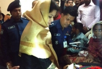 মৃত সেই পুলিশের স্ত্রী রাবেয়ার চিকিৎসার্থে ১ লাখ টাকা দিলেন সুমনা হক সুমি