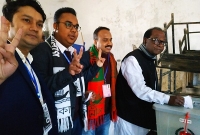 মির্জাপুরে একই কেন্দ্রে ভোট দিলেন আওয়ামী লীগ ও বিএনপি প্রার্থী