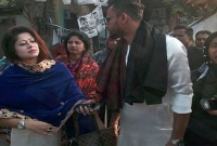 স্ত্রীকে নিয়ে কেন্দ্রে কেন্দ্রে ঘুরছেন মাশরাফি