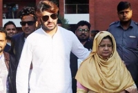 রিকশায় চড়ে মাকে সঙ্গে নিয়ে ভোট দিলেন শাকিব খান