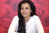 মায়ের সামনেই ঘনিষ্ঠ ভাবে চুমু খেতে শুরু করলেন এই নায়িকা!