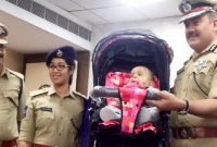 ফেলে যাওয়া শিশুকে দুধ পান করিয়ে প্রশংসিত নারী পুলিশ