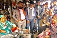 হঠাৎ গাড়ি থামিয়ে রাস্তার পাশের টং দোকানে চা খেলেন প্রতিমন্ত্রী চুমকি হঠাৎ গাড়ি থামিয়ে রাস্তার পাশের টং দোকানে চা খেলেন প্রতিমন্ত্রী চুমকি