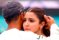 মাঠেই কোহলিকে জড়িয়ে ধরে কাঁদলেন আনুশকা!