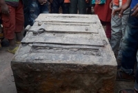 সাতক্ষীরায় মাটি খুঁড়ে মিলল দেড়শ বছর আগের তালাবদ্ধ সিন্দুক!