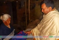 রাতে ঘুরে ঘুরে কম্বল বিতরণ করছেন ঠাকুরগাঁওয়ের জেলা প্রশাসক