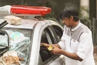 নয়াপল্টনে পুলিশের গাড়ি পোড়ানো সেই যুবক গ্রেফতার