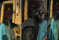 অভিনেত্রী অহনাকে দরজায় ঝুলন্ত অবস্থায় রেখে ট্রাক ছেড়ে দেন চালক
