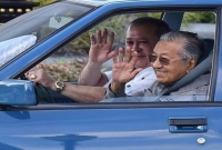 ৩৪ বছরের পুরোনো নীল গাড়ি এবং মাহাথির মোহাম্মদ