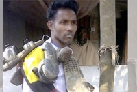 শিশু ধর্ষণে অভিযুক্তের গলায় ‍জুতার মালা দিল ক্ষিপ্ত গ্রামবাসী