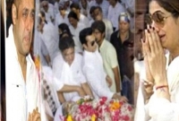  বলিউডে শোকের ছায়া, সবাইকে কাঁদিয়ে চলে গেলেন...