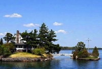 যে সেতুর একদিকে কানাডা অন্যদিকে আমেরিকা!