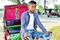 রিকসা চালিয়েই ইঞ্জিনিয়ার হওয়ার স্বপ্ন দেখে রাকিব