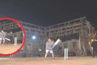 কাজের অবসরে ক্রিকেট খেলছেন সালমান খান