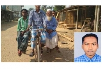 ভ্যান চালিয়ে ছেলেকে ডাক্তারি পড়াচ্ছেন শহিদুল