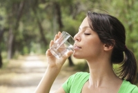 ঘুম থেকে ওঠে সকালে খালি পেটে পানি পানে কী হয়?