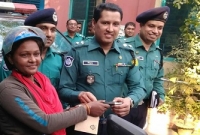 শাহনাজের সন্তানদের জন্য উপহার দিলো তেজগাঁও পুলিশ