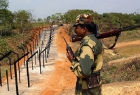 বাংলাদেশে ঢুকে গ্রামবাসীদের ধাওয়ায় অস্ত্র ফেলে পালাল বিএসএফ