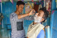  পেটের দায়ে বাধ্য হয়ে ছেলের সাজে সেলুনে দুই বোন!